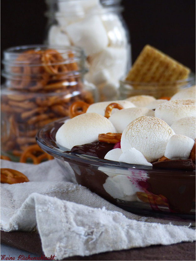 süß &amp; salziger Brezel-Schokoladen-Früchte-Marshmallow Auflauf/Dip ...