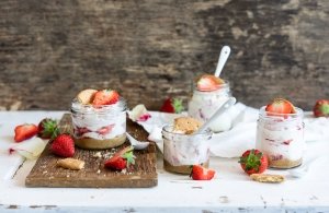 Joghurt-Erdbeer-Rose-Dessert-im-Glas
