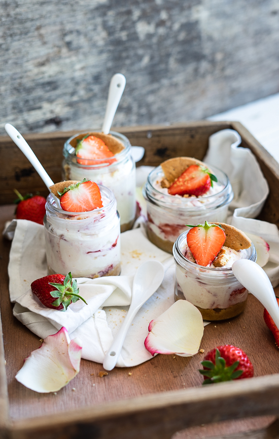 Joghurt-Erdbeer-Rose-Dessert-im-Glas