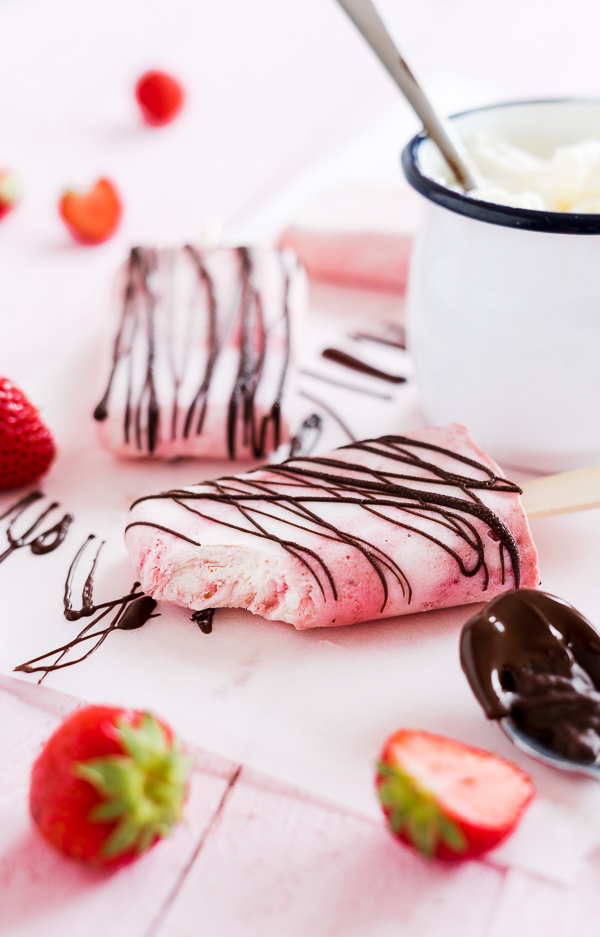 Erdbeer-Sahne Eis am Stil