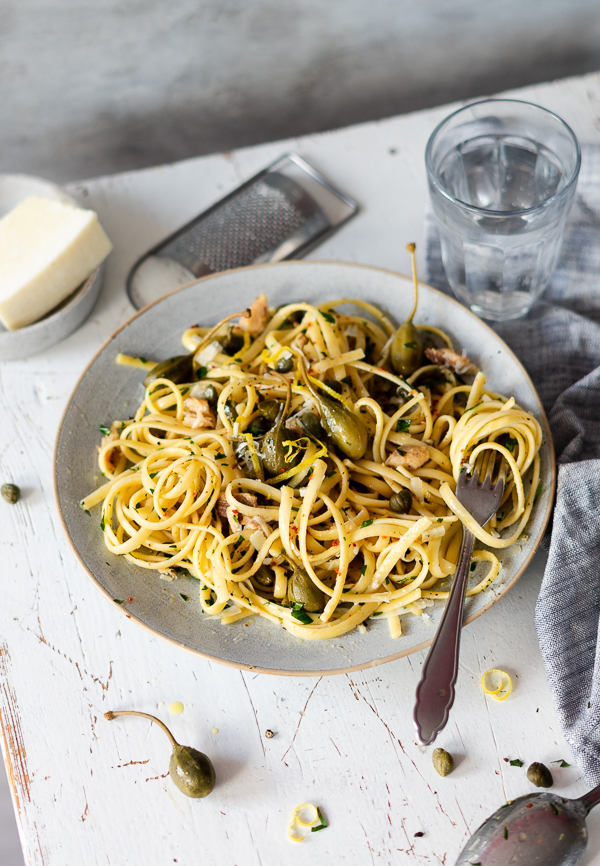 Typisch Italienisch: Linguini mit Kapern, Sardellen und Olivenöl-Zitronen-Knoblauch Sause