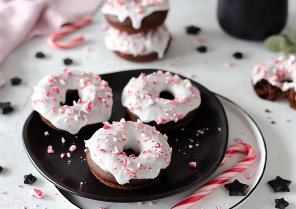 Schokoladen Donuts gebacken, mit Zuckerstangen Crunch